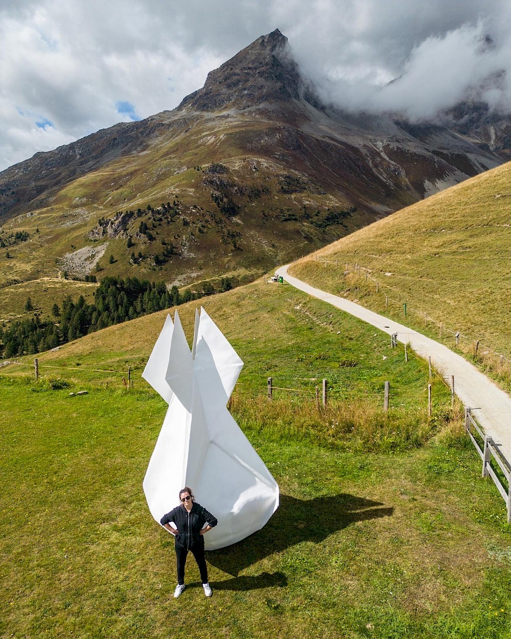Paperbomb 2022: Nessi Nezilla präsentiert Kunstwerk während der Automobil Woche in St. Moritz